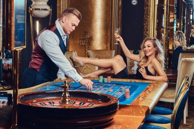 Bir erkek ve kadın bir casino göre Oyunlar.