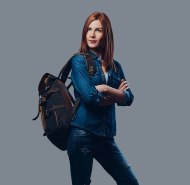 Kızıl saçlı erkek kot gömlek.