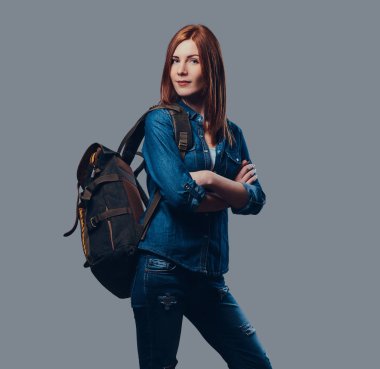 Kızıl saçlı erkek kot gömlek.