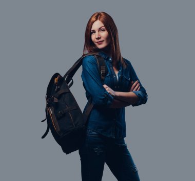 Kızıl saçlı erkek kot gömlek.