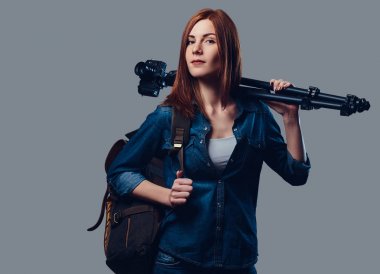 Bir kadın fotoğraf makinesi tutar.