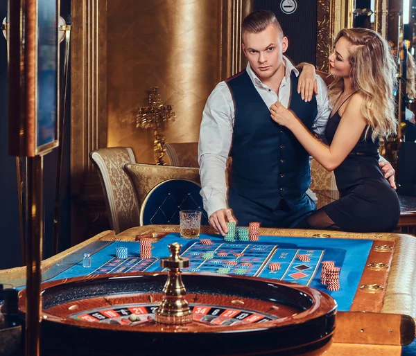 Mann und Frau im Casino. — Stockfoto