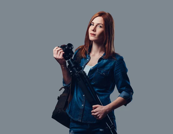 Uma mulher segura câmera fotográfica . — Fotografia de Stock