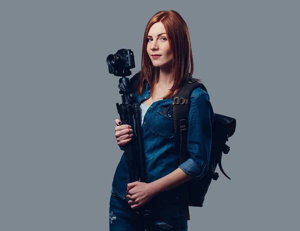 Eine Frau hält Fotokamera in der Hand. — Stockfoto