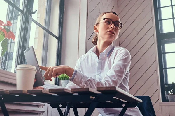 Coopérative féminine utilisant une tablette PC . — Photo