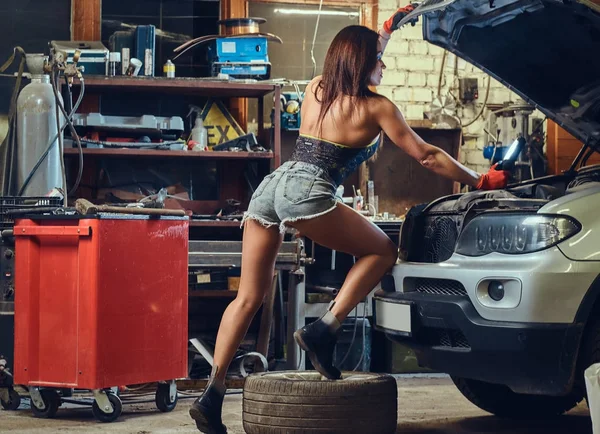 Sexy Brunette Femelle Réparant Une Voiture Dans Garage — Photo