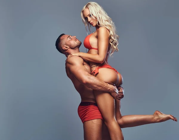 Attraktives Fitnesspaar Muskulöser Mann Hält Auf Armen Sexy Blonde Frau — Stockfoto