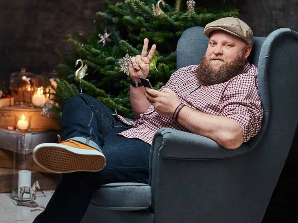 Plump Barbudo Hipster Masculino Sienta Una Silla Uso Teléfono Inteligente — Foto de Stock