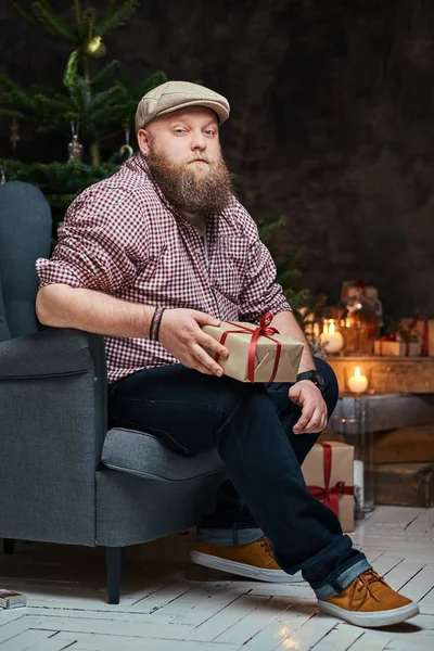 Retrato Hombre Hipster Regordete Suave Una Habitación Con Decoración Navidad — Foto de Stock