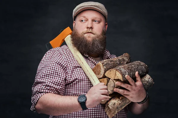 Portret Hipster Pulchny Mężczyzn Posiada Firewoods Siekierą Nad Szarym Tle — Zdjęcie stockowe