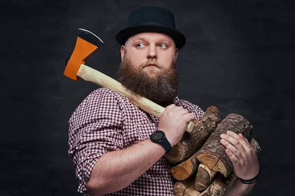 Retrato Homem Gordo Hipster Detém Lenha Machado Sobre Fundo Cinza — Fotografia de Stock