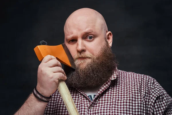 Retrato Afeitado Masculino Hipster Barbudo Sin Pelo Con Hacha — Foto de Stock