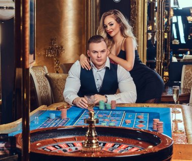 Çekici lüks çift bir Casino rulet oynamak.