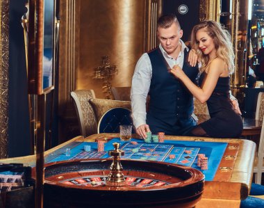 Çekici sarışın kadın bir casino krupiye oyunları Rulet.