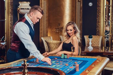 Çekici sarışın kadın bir casino krupiye oyunları Rulet.