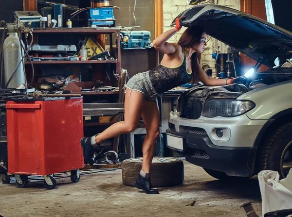 Sexy Brunetka Kobieta Naprawy Samochód Garaż — Zdjęcie stockowe
