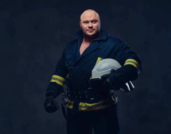 Студийный Портрет Пожарного Форме Темно Сером Фоне — стоковое фото