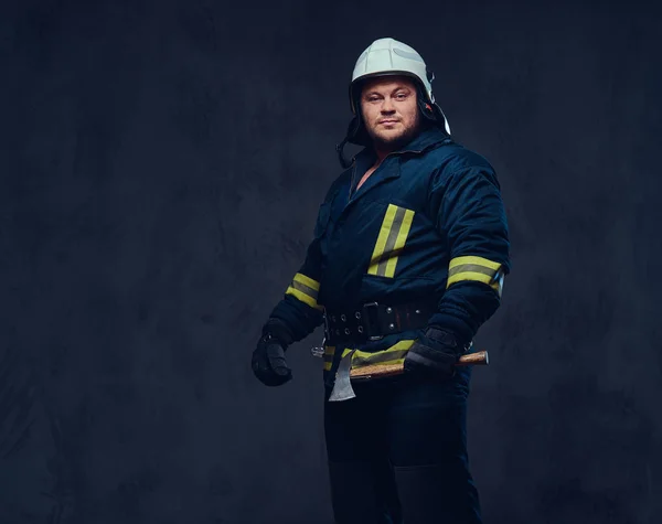 Studio Porträtt Brandman Uniform Över Mörk Grå Bakgrund — Stockfoto