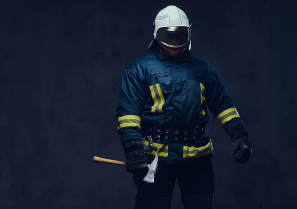 Estúdio Retrato Bombeiro Uniforme Detém Machado — Fotografia de Stock