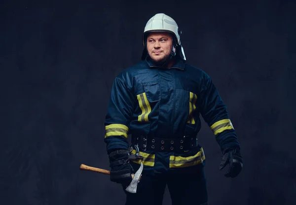 Stúdió Portré Egy Egységes Tűzoltó Tartja Fejsze — Stock Fotó