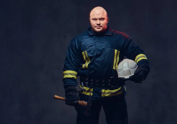 Estúdio Retrato Bombeiro Uniforme Detém Machado — Fotografia de Stock