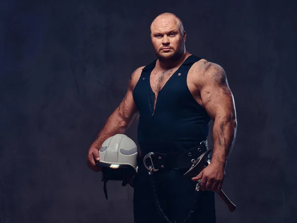 Портрет Мускулистого Пожарного Форме Держит Белый Огненный Шлем — стоковое фото