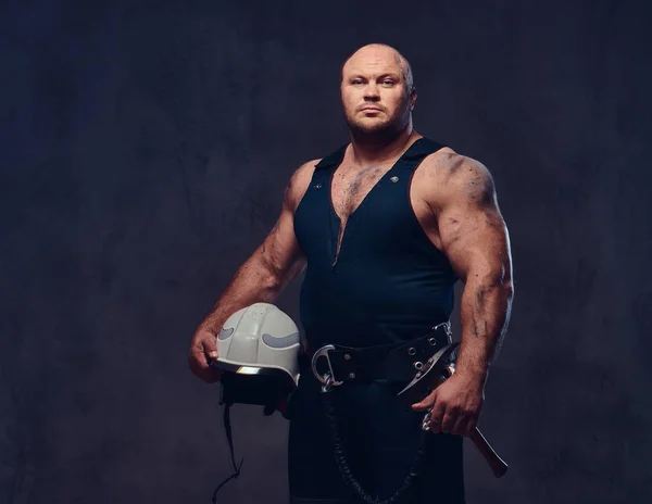 Retrato Bombero Musculoso Vestido Con Uniforme Sostiene Casco Fuego Blanco — Foto de Stock