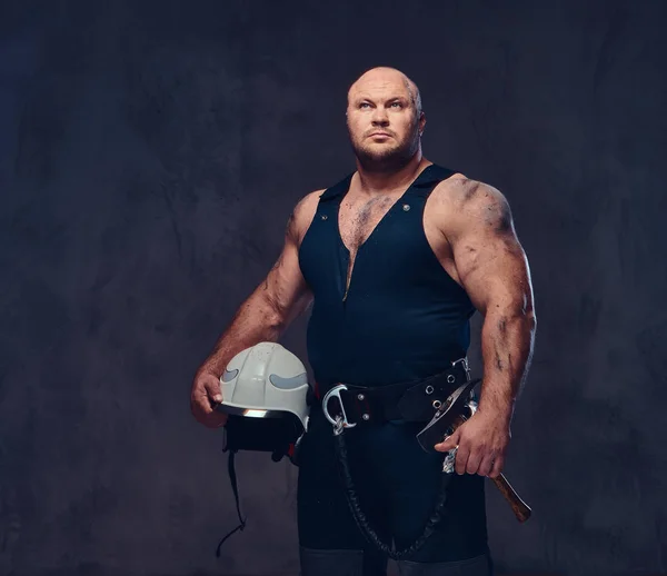 Retrato Bombero Musculoso Vestido Con Uniforme Sostiene Casco Fuego Blanco — Foto de Stock