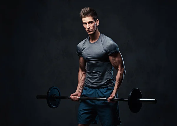 Atlético Masculino Bíceps Barbell Treino Retrato Estúdio Sobre Fundo Cinza — Fotografia de Stock