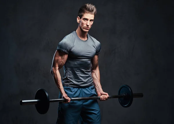 运动男性二头肌杠铃锻炼 工作室肖像灰色背景 — 图库照片