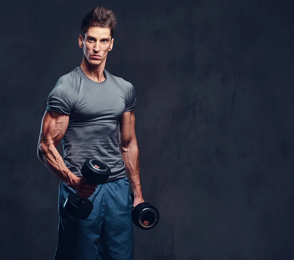 运动男性二头肌哑铃锻炼 工作室肖像灰色背景 — 图库照片