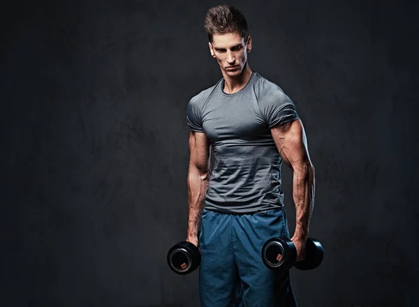 Athletic Masculino Bíceps Dumbbell Treino Retrato Estúdio Sobre Fundo Cinza — Fotografia de Stock