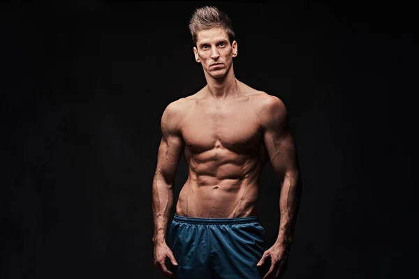 Studiový Portrét Ectomorph Muscle Shirtless Muže Tmavě Šedé Pozadí — Stock fotografie