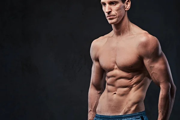 暗い灰色の背景で痩せ型の人筋肉上半身裸の男性のスタジオ ポートレート — ストック写真