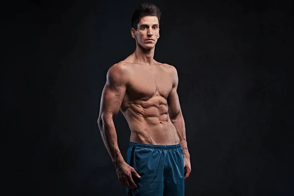 Studio Ritratto Muscolo Ectomorfo Senza Maglietta Maschio Sfondo Grigio Scuro — Foto Stock