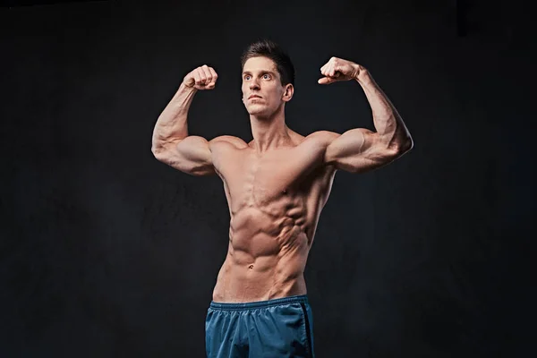 Studio Porträtt Ectomorph Muskel Shirtless Male Visar Hans Biceps Över — Stockfoto
