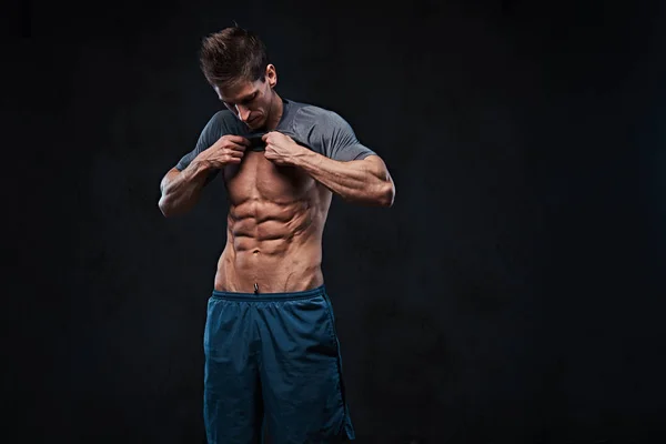 Studiový Portrét Ectomorph Muscle Shirtless Muž Ukazuje Prsní Svaly Nad — Stock fotografie