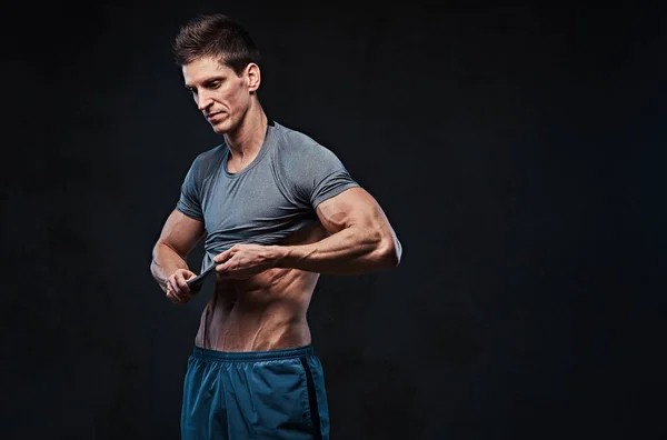 Retrato Estudio Del Músculo Ectomorfo Sin Camisa Masculina Quita Camiseta — Foto de Stock