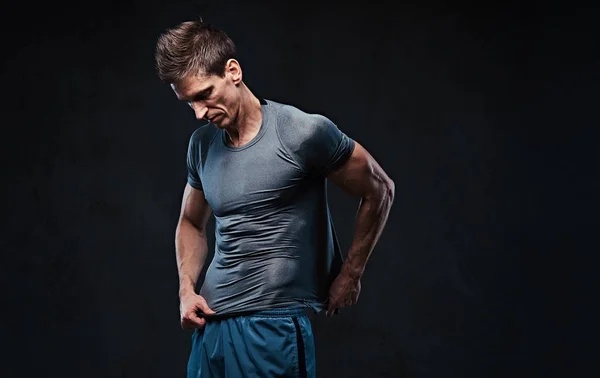 스튜디오 초상화 Ectomorph Shirtless 남자의 셔츠를 벗고와 어두운 근육을 보여줍니다 — 스톡 사진
