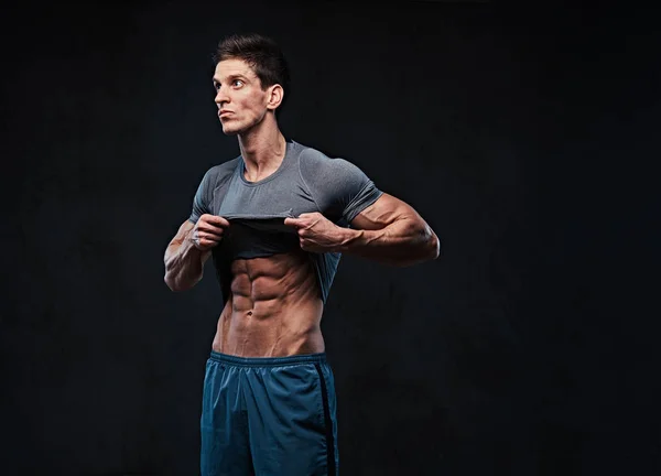 Estúdio Retrato Ectomorph Músculo Shirtless Macho Tira Shirt Mostra Músculos — Fotografia de Stock