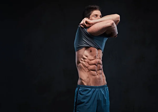 Studiový Portrét Ectomorph Muscle Shirtless Muž Sundá Tričko Ukazuje Prsní — Stock fotografie