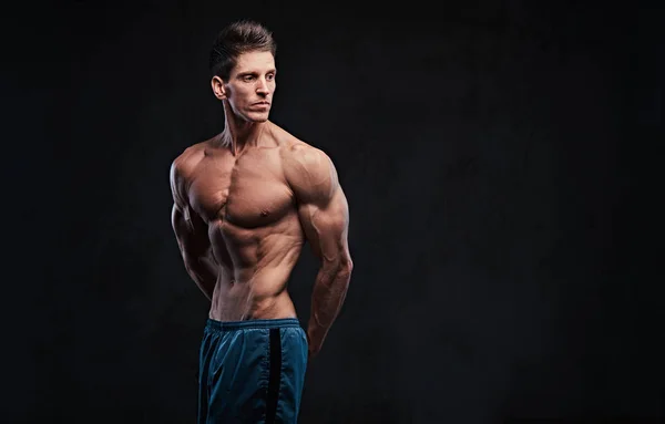 Gömleksiz erkek triceps gösterir. — Stok fotoğraf