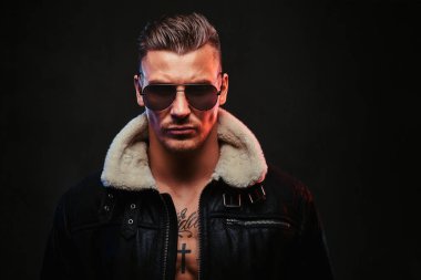 Şık maço karanlık bir arka plan üzerinde.