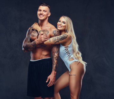 Güzel çift, stüdyoda poz.