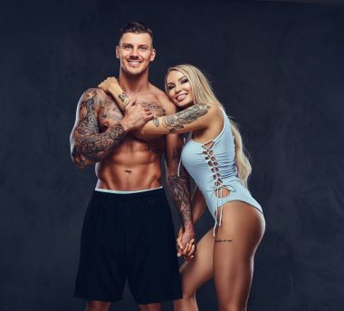 Güzel çift, stüdyoda poz.