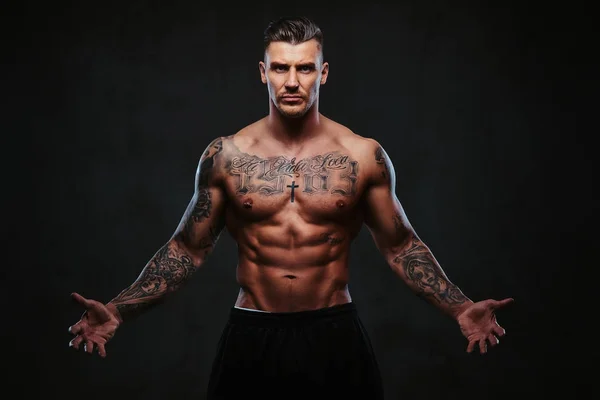 어두운 배경에 근육 문신된 남자. — 스톡 사진