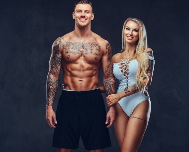 Güzel çift, stüdyoda poz.