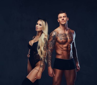 Güzel çift, stüdyoda poz.