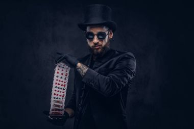 Sihirbaz gösteren numara iskambil ile.