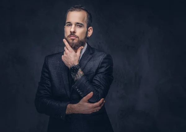 Retrato de um homem barbudo sério elegante . — Fotografia de Stock